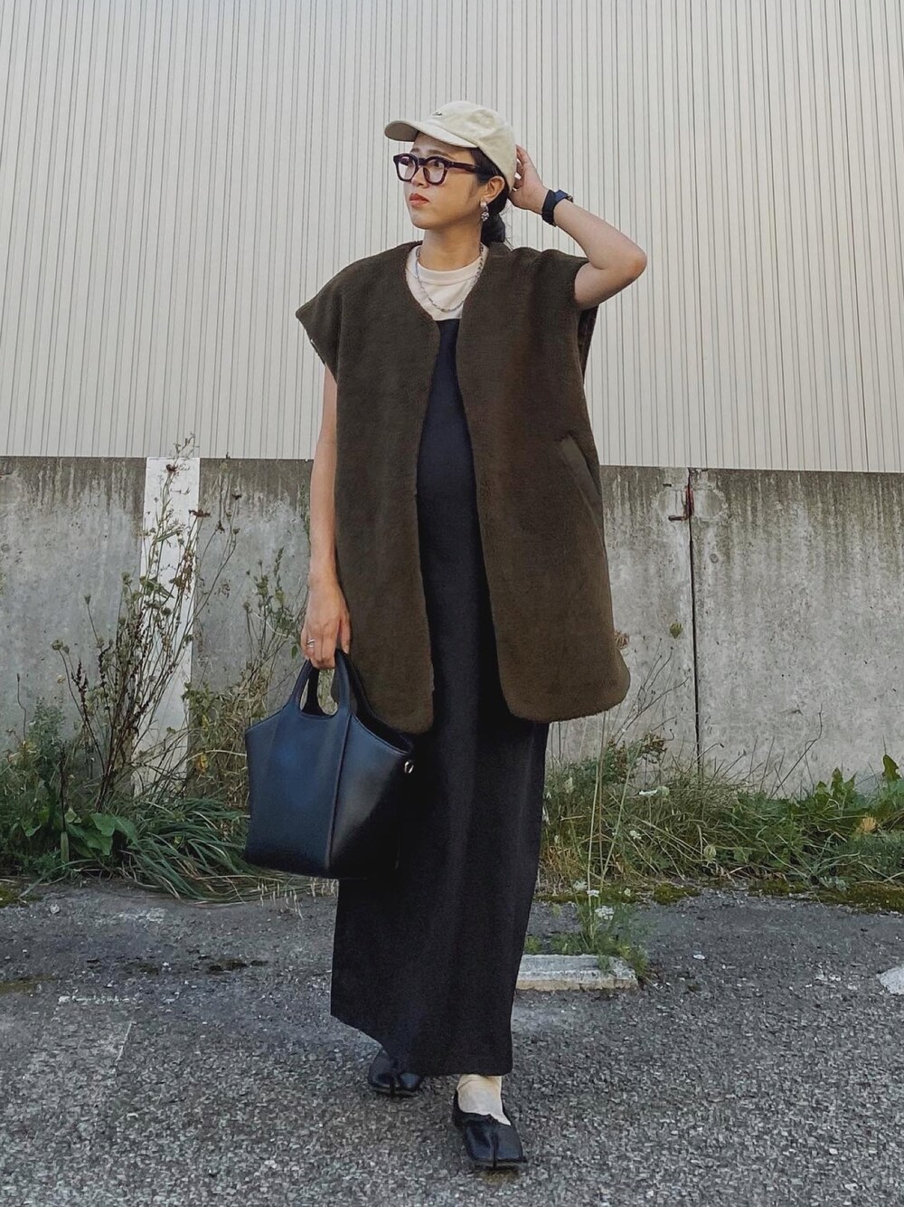 「大人カジュアル、レイヤードスタイル、ベスト、ボアベスト、UNIQLO、Tシャツ、キャミワンピ、ロングワンピース、足袋バレエ、しまむら、キャップ、メガネ女子、カーキ、秋コーデ、マタニティコーデ」｜「BONLECILLのマルチウェイ キルティングノーカラージャケット&ボアベスト（ノーカラージャケット、グリーン系）」を使った、Miiさん（レディース・159cm）の秋コーディネートの1枚目の写真