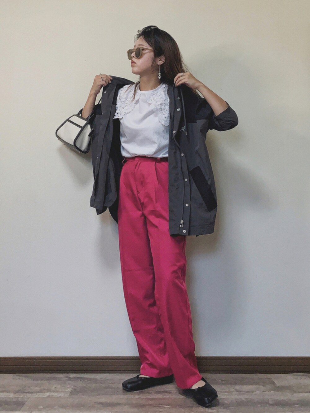 「休日スタイル、秋のコーデ、ゆるコーデ、ナイロンジャケット、オーバーサイズ、カラーパンツ、ピンク、プチプラ、KANGOL、kangolextracfmfort、ミニバッグ、つけ襟、ビッグカラー、ライトアウター、秋先取りコーデ」｜「KANGOL EXTRA COMFORTの【KANGOL EXTRA COMFORT】ナイロンライトジャケット（ナイロンジャケット、グレー系）」を使った、Miiさん（レディース・159cm）の秋コーディネートの1枚目の写真