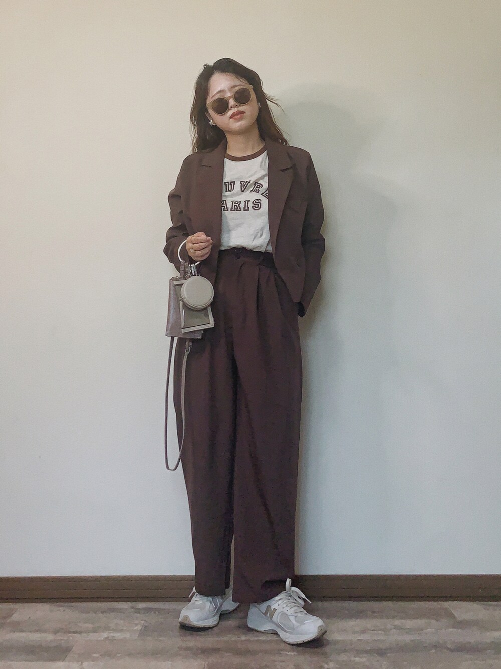 「オトナカジュアル、ブラウン、ブラウンコーデ、セットアップ、スニーカー、New Balance、ミニバッグ、秋コーデ、Tシャツ、リンガーTシャツ、プリントT、ロゴT、ジャケット、ジャケットスタイル、ラテカラー」｜「ECRIREのショートジャケットセットアップ（テーラードジャケット、ブラウン系）」を使った、Miiさん（レディース・159cm）の秋コーディネートの1枚目の写真
