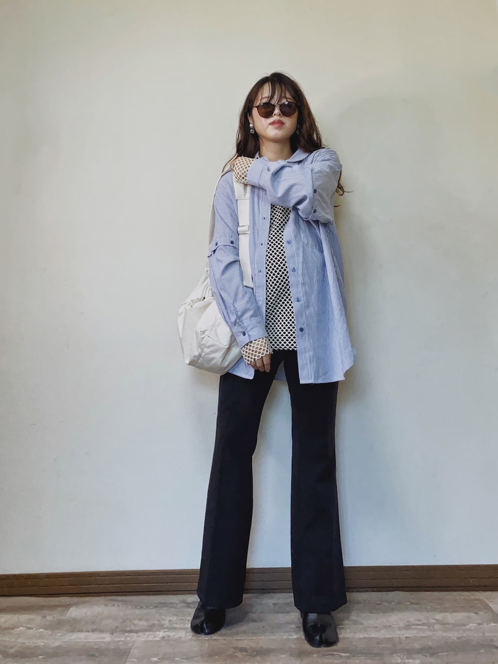 「秋のコーデ、休日スタイル、ショルダーバッグ、ストライプシャツ、フレアパンツ、メッシュ、メッシュトップス、プチプラ、ブーツ、足袋ブーツ、マタニティコーデ、レイヤードスタイル、パンツスタイル、ブルーコーデ、大人カジュアル」｜「Birthday roomのメッシュパイピングルーズプルオーバー（Tシャツ/カットソー、ベージュ系）」を使った、Miiさん（レディース・159cm）の秋コーディネートの1枚目の写真