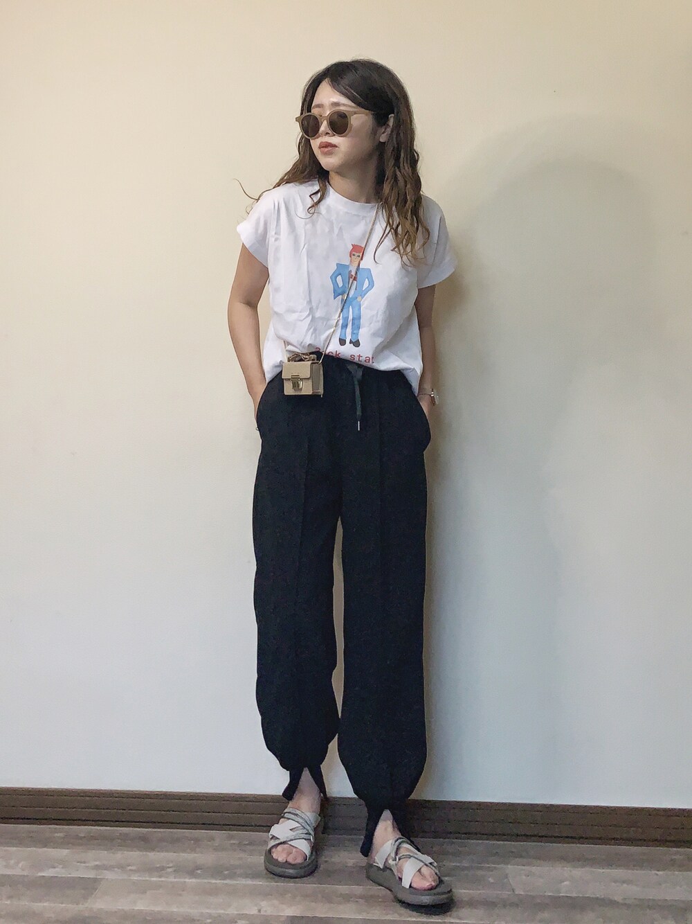 「スリットパンツ、白Tシャツ、プリントT、スウェットパンツ、COTORICA.、Tシャツ、ミニバッグ、スポーツサンダル、ラフ、teva」｜「BONbazaarの《キャラクター占い》Tシャツ Rock Star（Tシャツ/カットソー、ホワイト系）」を使った、Miiさん（レディース・159cm）の夏コーディネートの1枚目の写真