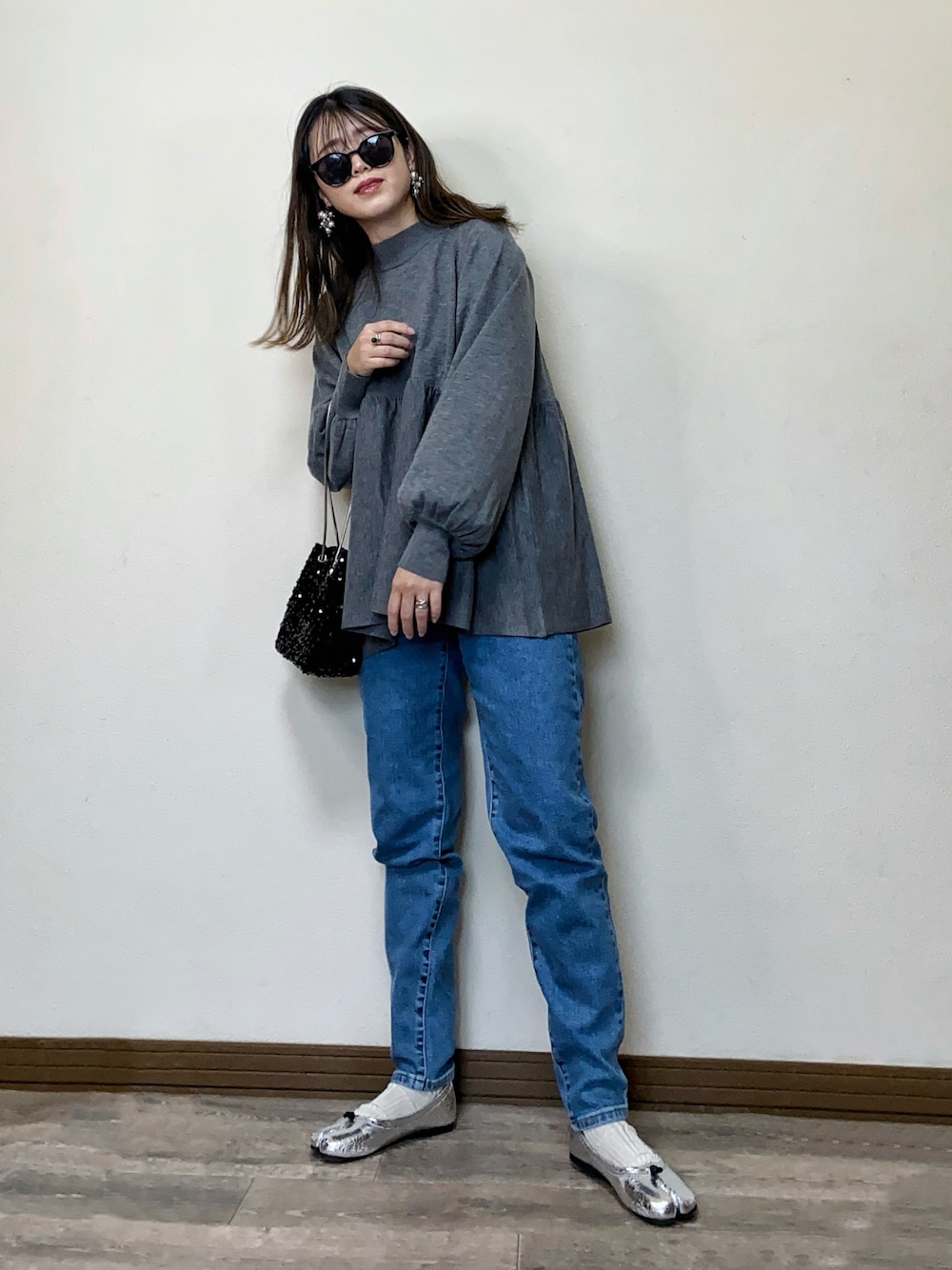 「Levis、リーバイス、リーバイス24SS、ZOZO限定、PR、ニット、デニム、ぺプラムトップス、ぺプラム、ボリューム袖、スパンコール、メタリック、シルバーシューズ、シルバー、体型カバー」｜「OPAQUE.CLIPのハイネックギャザーペプラムニット【洗える】（ニット/セーター、グレー系）」を使った、Miiさん（レディース・159cm）の冬コーディネートの1枚目の写真