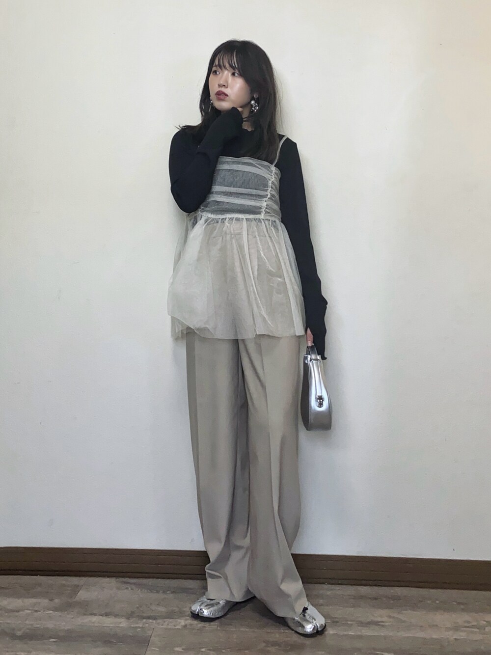 「春のNewスタイル、ビスチェ、チュール、チュールキャミ、キャミソール、タックワイドパンツ、大人コーデ、きれいめカジュアル、キレイめ、バレエシューズ、シルバー、メタリック、UNIQLO、大人カジュアル、プチプラ」｜「RANANのラメチュールビスチェ（キャミソール、ホワイト系）」を使った、Miiさん（レディース・159cm）の春コーディネートの1枚目の写真