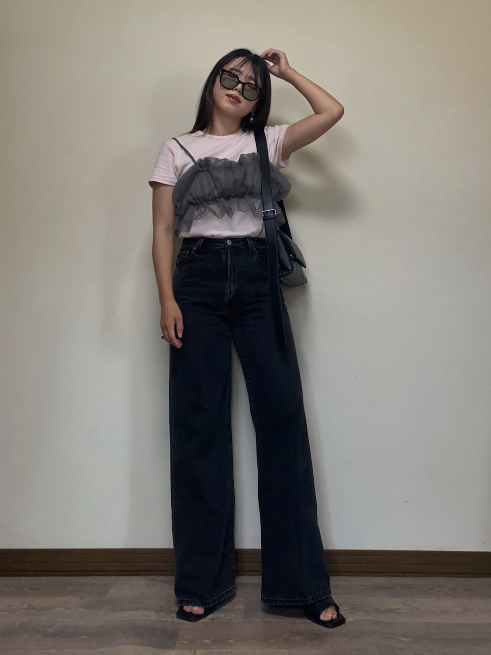 「アツいコーデ全部見せ、プチプラ、レイヤードスタイル、デニム、Levis、リーバイス、リーバイス24AW、PR、ビスチェ、チュール、ピンク、ソフトピンク、サングラス、飯豊まりえ別注、Marie's Closet」｜「Levi'sのLevi's/リーバイス 飯豊まりえ別注 RIBCAGE WIDE LEG IM ブラック（デニムパンツ、ブラック系）」を使った、Miiさん（レディース・159cm）の夏コーディネートの1枚目の写真