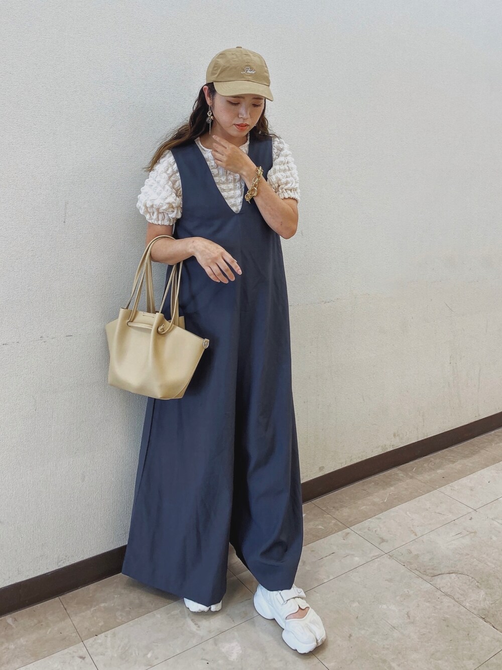 「しまむら、LHPWOMEN、courage、ポップコーントップス、ぽこぽこトップス、サロペット、NIKE、アクアリフト、キャップ、韓国ファッション、プチプラ、ゆるコーデ、マタニティコーデ、ボリューム袖、夏コーデ」｜「L.H.Pのcourage/クラージュ/チェーンブレスレット（ブレスレット、ゴールド系）」を使った、Miiさん（レディース・159cm）の夏コーディネートの1枚目の写真