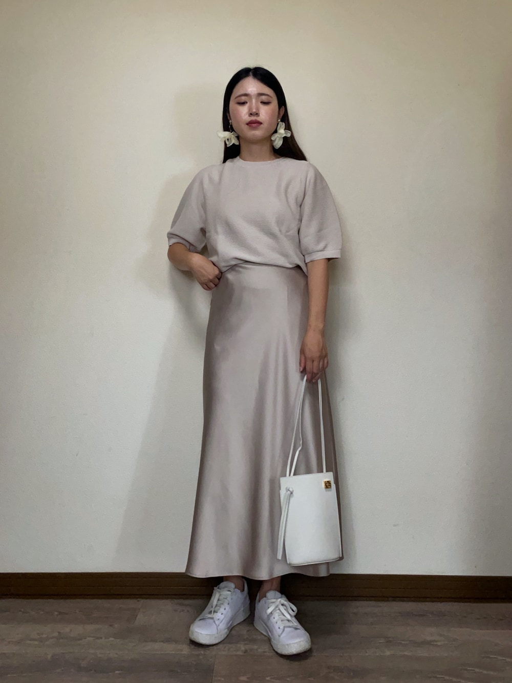 「淡色コーデ、OPAQUE.CLIP、オペークドットクリップ、ワントーン、ワントーンコーデ、サテンスカート、ボリューム袖、ニット、初秋コーデ、秋服準備はじめました、きれいめカジュアル、キレイめ、ベージュコーデ、オトナ女子、スニーカー」｜「OPAQUE.CLIPの《6color/S-LLsize》ガーターボリュームスリーブニット【洗濯機洗い可/UVケア】（ニット/セーター、ホワイト系）」を使った、Miiさん（レディース・159cm）の夏コーディネートの1枚目の写真