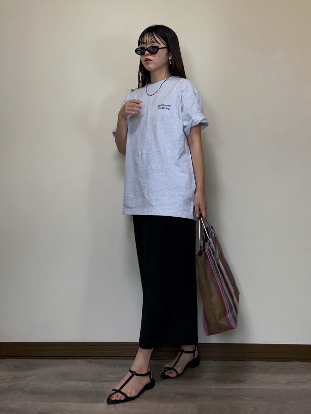 「プチプラ、Tシャツ、ロゴT、オーバーサイズ、カジュアル、トートバッグ、サングラス、サンダル、スカート、ロングスカート、夏コーデ、大人カジュアル、シンプル、ロールアップ、ママコーデ」｜「FFEINの【FFEIN(フェイン)】ワンポイントロゴ刺繍 TEE / ビックシルエット タックイン（Tシャツ/カットソー、グレー系）」を使った、Miiさん（レディース・159cm）の春コーディネートの1枚目の写真