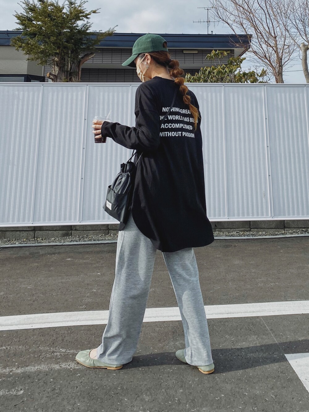 「休日スタイル、ゆるコーデ、カジュアルコーデ、スウェットパンツ、ロゴT、ロンT、reca、LHP、LHPWOMEN、courage、ラフォーレ原宿、プチプラ、キャップ、ラフ、グリーン」｜「recaのバッグロゴプリントロンT（Tシャツ/カットソー、ブラック系）」を使った、Miiさん（レディース・159cm）の春コーディネートの1枚目の写真