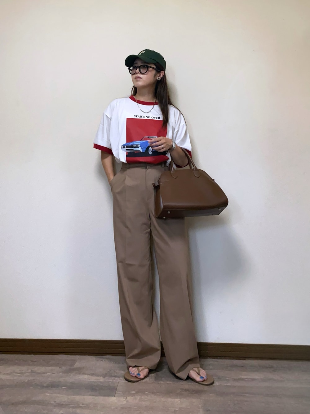 ホワイト系のTシャツ/カットソー、ブラウン系のボストンバッグを着用したレディースの夏コーディネートの1枚目の写真