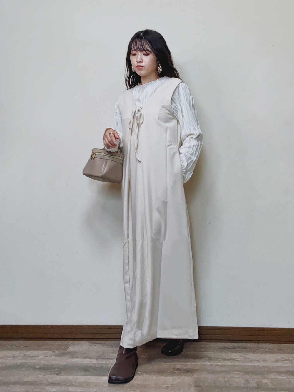 「babcode、ジャンパースカート、淡色コーデ、ホワイトコーデ、春コーデ、ワンピース、ロングワンピース、ワントーンコーデ、プチプラ、春色、ブーツ、bab、シアートップス、ワンピースコーデ、きれいめカジュアル」｜「Babのシワシワトップス（Tシャツ/カットソー、ホワイト系）」を使った、Miiさん（レディース・159cm）の冬コーディネートの1枚目の写真