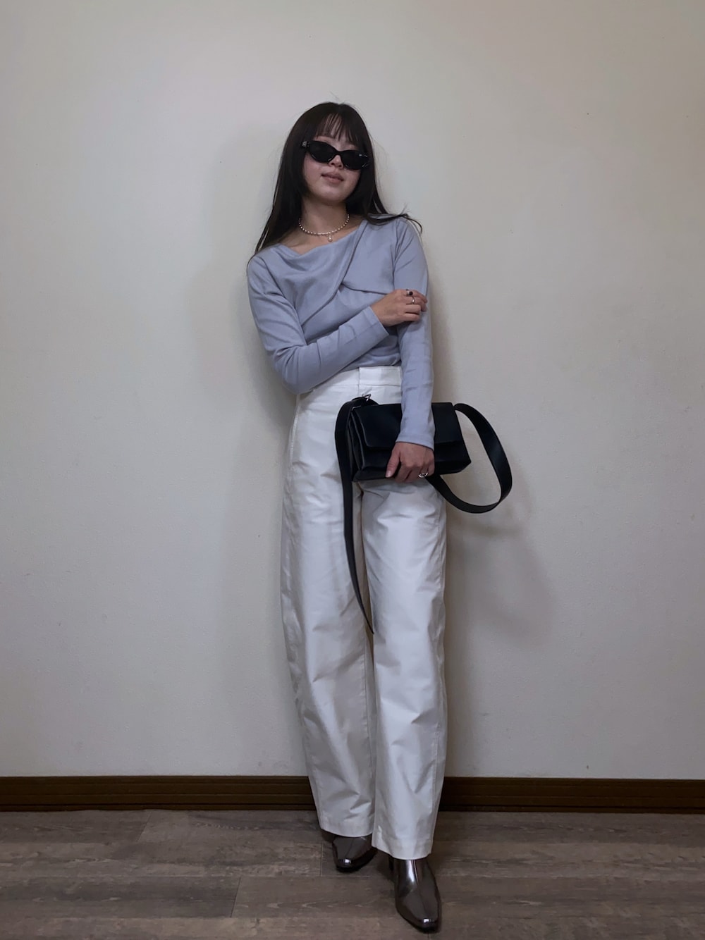 「プチプラ、春服、きれいめコーディネート、きれいめカジュアル、白パンツ、ジャージーバレルレッグパンツ、メタリック、ブーツ、淡色コーデ、大人カジュアル、シンプルコーデ、ネックカフ、チョーカー、サングラス、カットソー」｜「atONEのアイテム（Tシャツ/カットソー、グレー系）」を使った、Miiさん（レディース・159cm）の春コーディネートの1枚目の写真