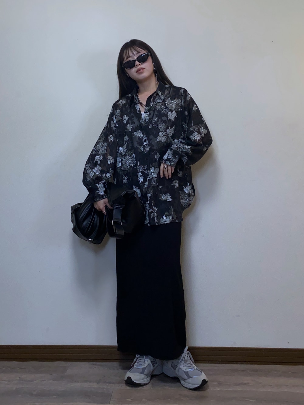 「春めき満開コーデ、シアーシャツ、柄シャツ、ロングスカート、Iラインスカート、スニーカー、モード、モノトーン、サングラス、春コーデ、シンプルコーデ、休日スタイル、スニーカーコーデ、30代コーデ、シャツスタイル」｜「Ellno de Mavieのオパールシアールーズシャツ（シャツ/ブラウス、ブラック系）」を使った、Miiさん（レディース・159cm）の春コーディネートの1枚目の写真