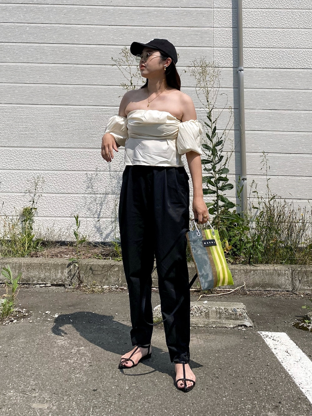 「夏コーデ、休日スタイル、オフショル、ブラウス、テーパードパンツ、キャップ、大人カジュアル、サングラス、ポインテッドトゥ、プチプラ、トートバッグ、ハンドバッグ、deuxamour、大人女子、肌見せ」｜「deux amourのオフショルクロップドフレアブラウス（シャツ/ブラウス、ホワイト系）」を使った、Miiさん（レディース・159cm）の夏コーディネートの1枚目の写真