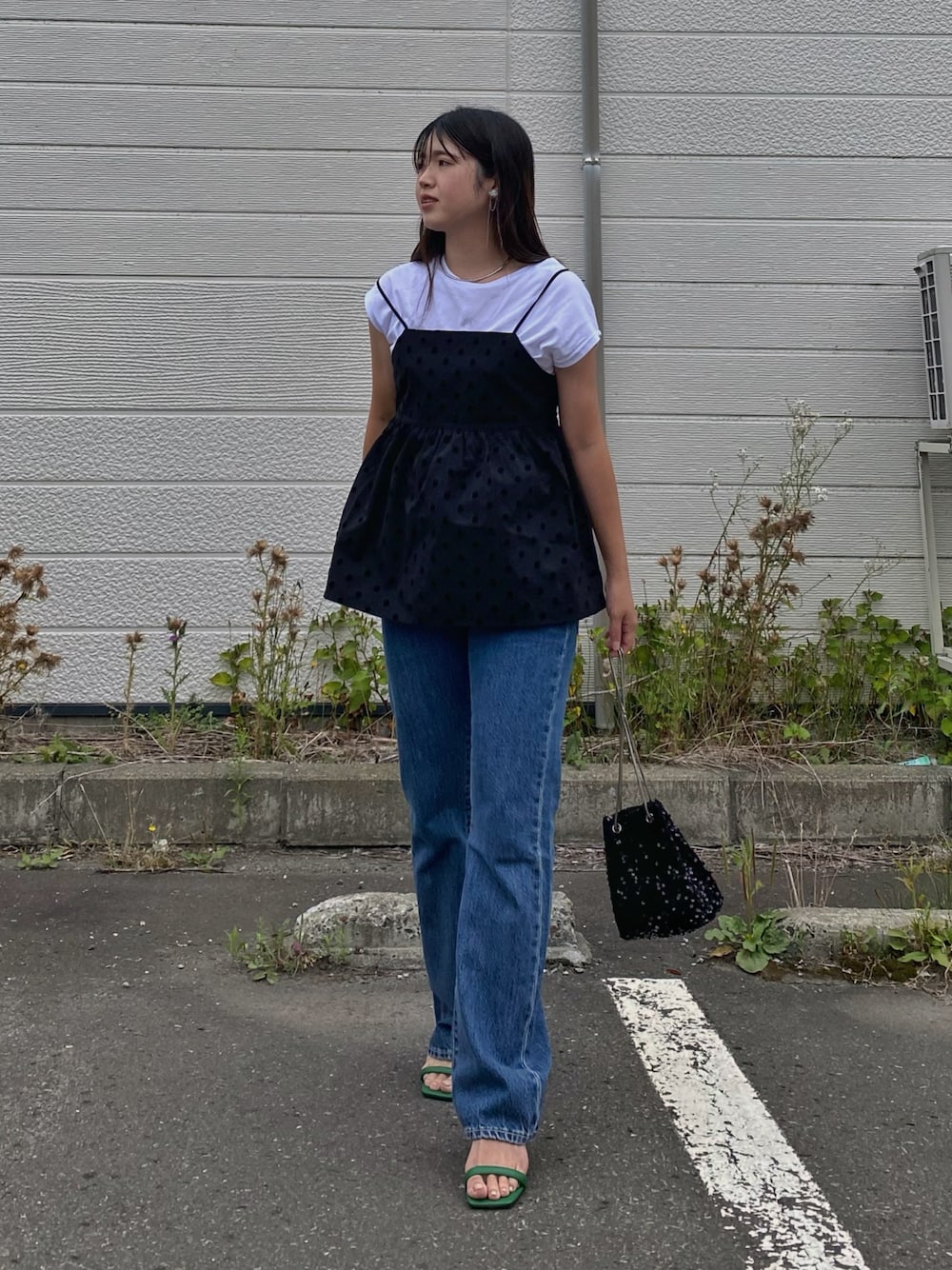 「PR、Levi's、Levis、リーバイス、リーバイス24AW、デニム、ブーツカット、ビスチェ、デニムパンツ、きれいめカジュアル、休日スタイル、Marie's Closet、飯豊まりえ、ドット、レイヤードスタイル」｜「Levi'sのLevi's/リーバイス 飯豊まりえ別注 517(TM) ブーツカット IM ミディアムインディゴ（デニムパンツ、ブルー系）」を使った、Miiさん（レディース・159cm）の夏コーディネートの1枚目の写真