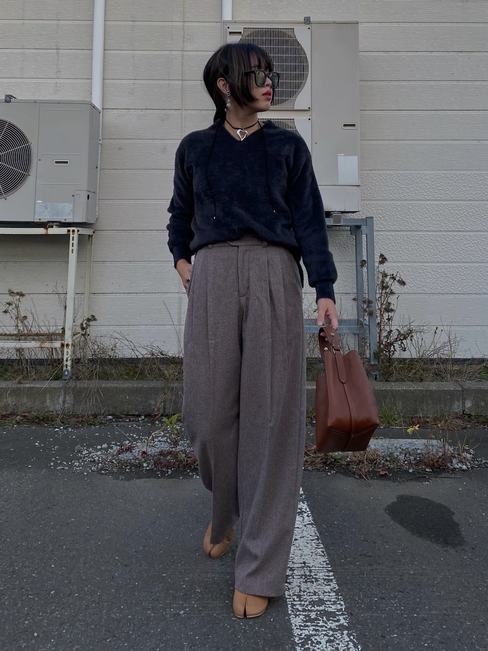 「秋冬コーデ、フェザーヤーン、Vネック、ふわふわニット、へリンボーン、ワイドパンツ、ブラウン、ブーツ、コードネックレス、OPAQUE.CLIP、オペークドットクリップ、PR、サングラス、GU、お出かけコーデ」｜「OPAQUE.CLIPの《5color/S-LLsize》フェザーヤーンVネックニット【洗濯機洗い可／抗ピル】（ニット/セーター、グレー系）」を使った、Miiさん（レディース・159cm）の秋コーディネートの1枚目の写真