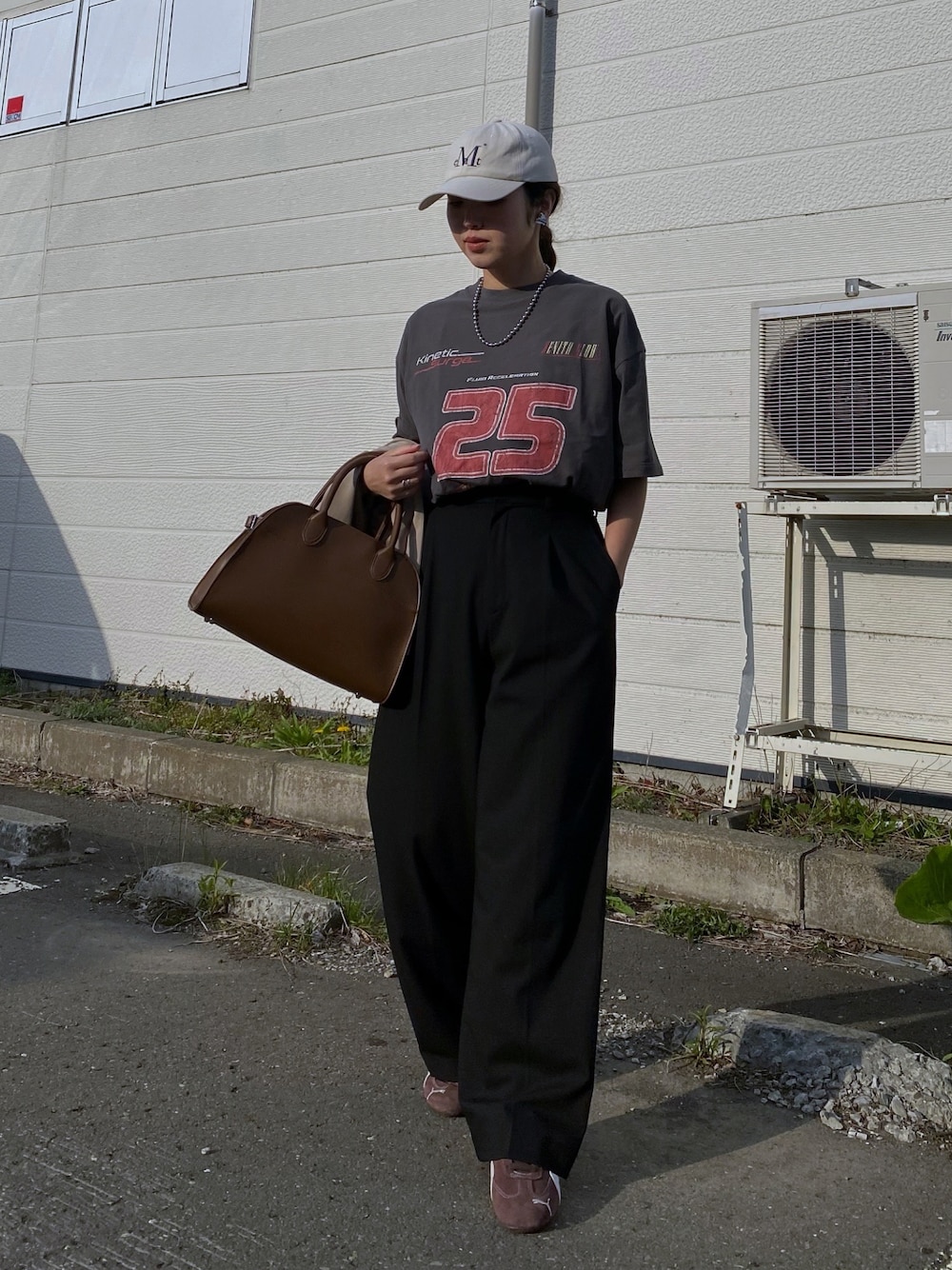 「最近のいい感じコーデ、ワイドパンツ、韓国ファッション、キャップ、Tシャツ、プリントT、PUMA、スピードキャット、スニーカー、ボストンバッグ、ブラウン、春夏コーデ、ママコーデ、プチプラ、お出かけコーデ」｜「WEGOのWEGO/【25年春夏新作】ヴィンテージライクグラフィックT（Tシャツ/カットソー、その他）」を使った、Miiさん（レディース・159cm）の春コーディネートの1枚目の写真