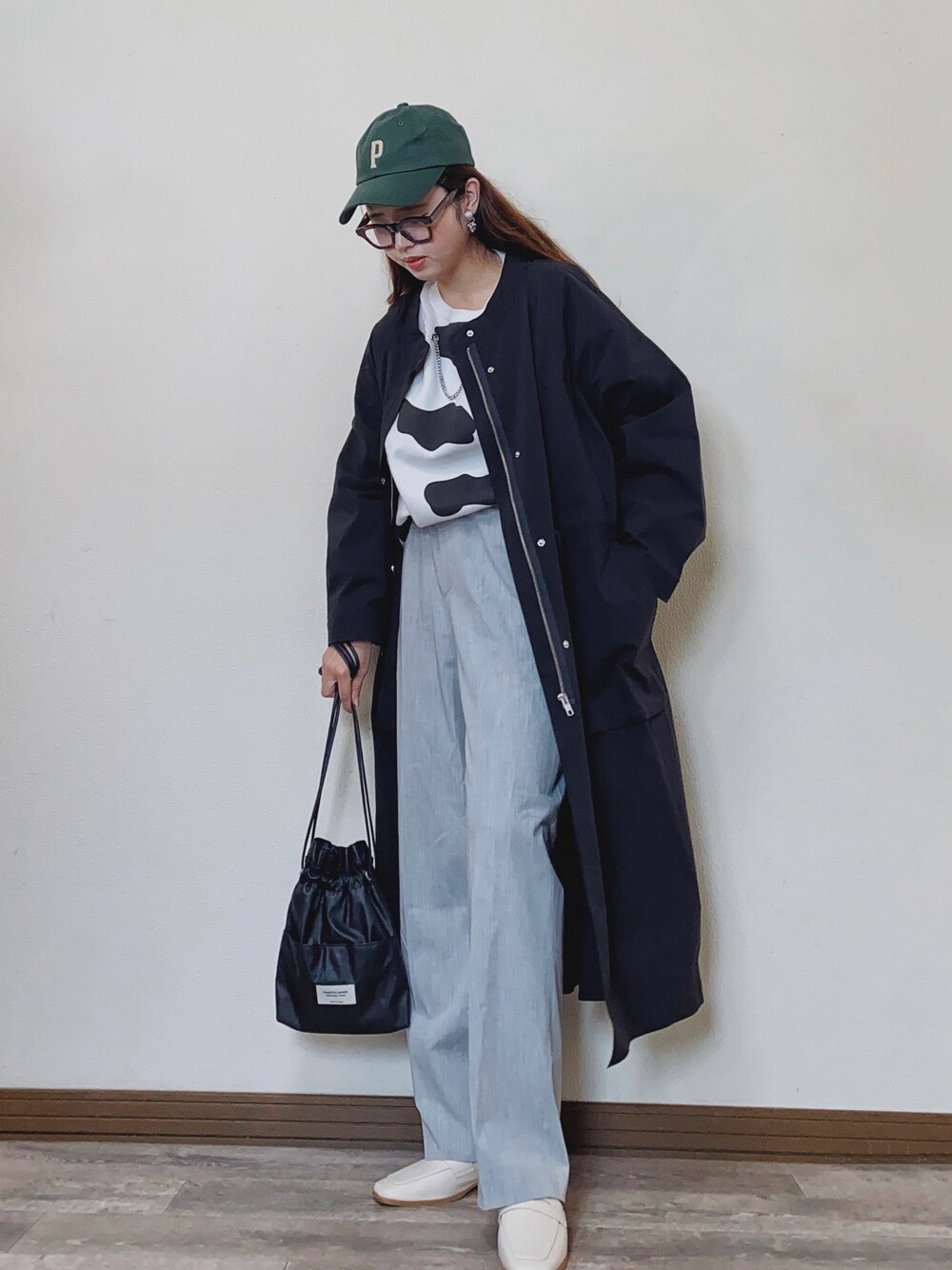 「ビッグシルエット、モッズコート、スウェット、ワイドパンツ、ローファー、モノトーン、LHP、LHPWOMEN、courage、ラフォーレ原宿、キャップ、巾着バッグ、UNIQLO、大人カジュアル、メガネ女子」｜「L.H.Pのcourage/クラージュ/総柄プリントオーバーサイズクルーネックスウェット(衿ネックレス付き)（スウェット、ホワイト系）」を使った、Miiさん（レディース・159cm）の冬コーディネートの1枚目の写真