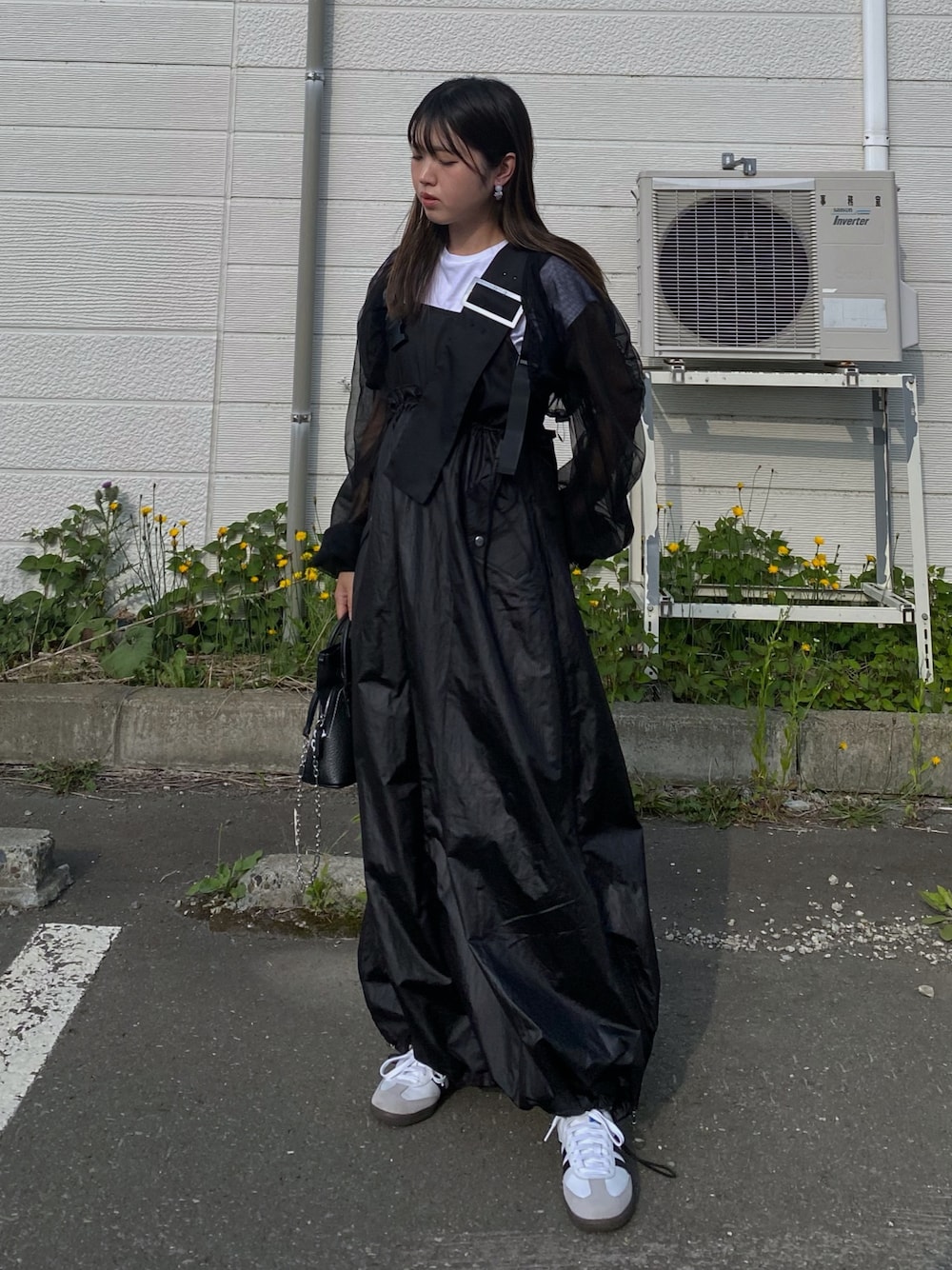 「夏コーデ、レイヤードスタイル、モノトーンコーデ、モード、チュール、シースルー、ワンピース、ロングワンピース、キャミワンピ、ボレロ、スニーカー、モードカジュアル、スポーツミックス、お出かけコーデ、プチプラ」｜「Ezick ANNONIMのMulti-fit BIG バックルワンピース（ワンピース、ブラック系）」を使った、Miiさん（レディース・159cm）の夏コーディネートの1枚目の写真
