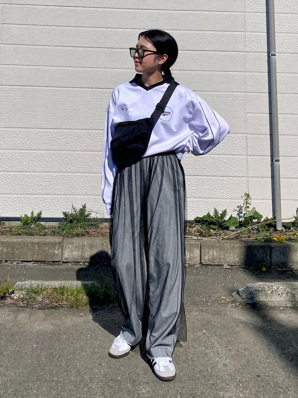 「大人カジュアル、レイヤードスタイル、チュール、チュールパンツ、シアーパンツ、シースルー、ゲームシャツ、ブロークコア、スポーツミックス、ボディバッグ、サングラス、休日スタイル、スニーカー、ロゴT、韓国ファッション」｜「VENCEEXCHANGEのティムボディバッグ/ナイロンボディバッグ/軽量/大容量/500mlペットボトル収納可/マザーズバッグ（ボディバッグ/ウエストポーチ、ブラック系）」を使った、Miiさん（レディース・159cm）の春コーディネートの1枚目の写真