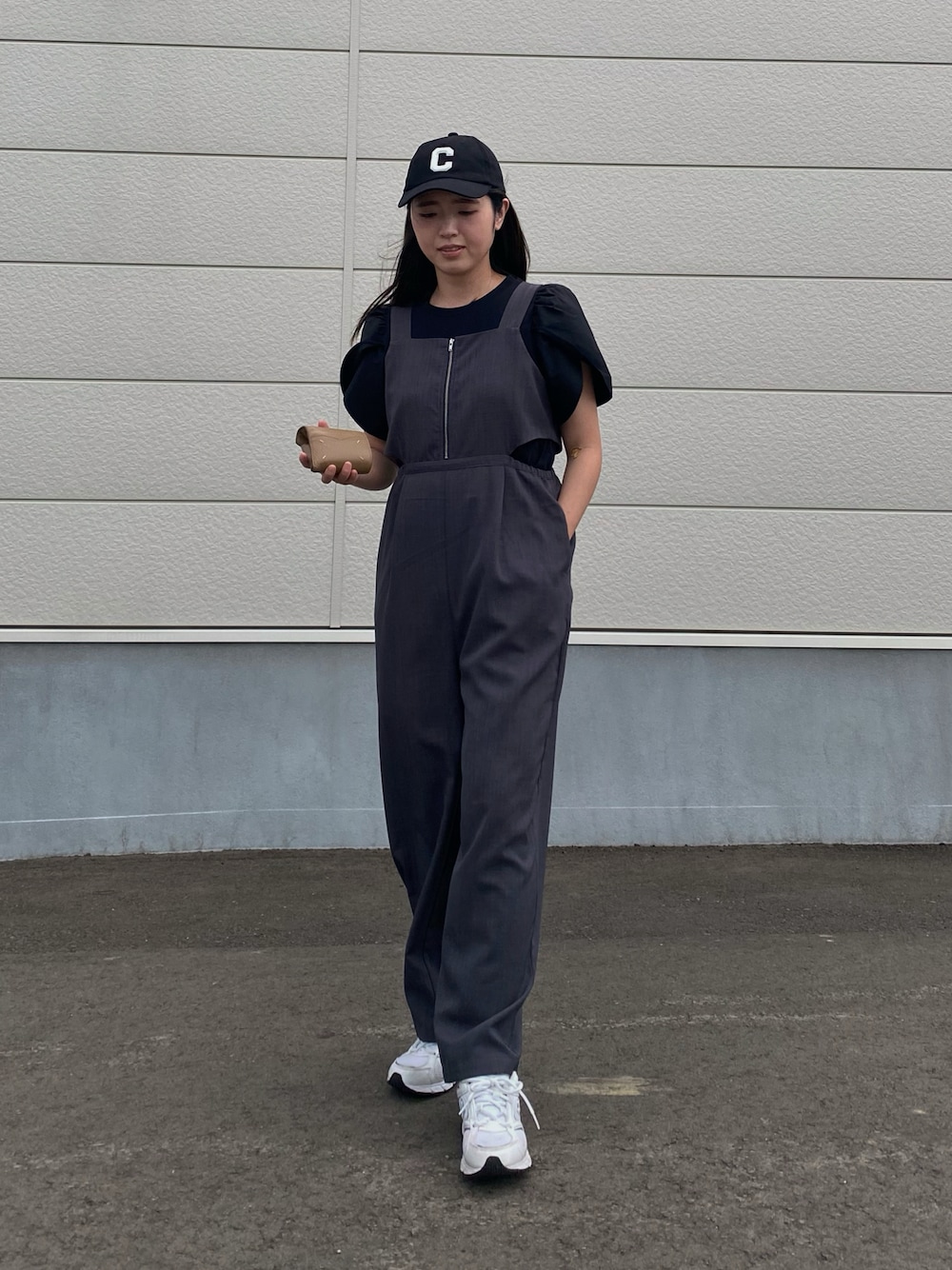 「夏コーデ、夏だ！Tシャツ着よう！、シンプルスタイル、サロペット、スニーカー、白スニーカー、モノトーン、キャップ、OPAQUE.CLIP、オペークドットクリップ、大人カジュアル、プチプラ」｜「OPAQUE.CLIPのチューリップスリーブカットソー【洗濯機洗い可】（Tシャツ/カットソー、ブラック系）」を使った、Miiさん（レディース・159cm）の夏コーディネートの1枚目の写真