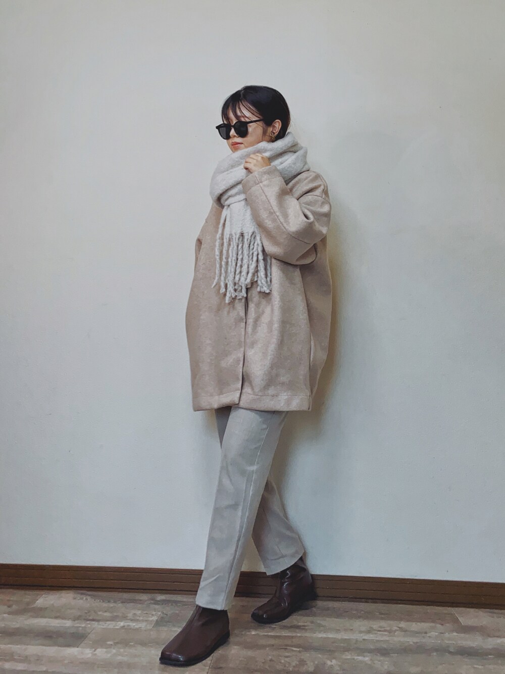 「ANGIE VINTAGE、ノーカラーコート、ミドル丈、ミドルコート、淡色コーデ、マフラーぐるぐる、あったかコーデ、スクエアトゥ、ショートブーツ、シンプルコーデ、プチプラ、オーバーサイズ、GU、起毛タックテーパードパンツ、テーパードパンツ」｜「ANGIEの【2022年新色追加】ノーカラーミドルコクーンコート（ノーカラーコート、ピンク系）」を使った、Miiさん（レディース・159cm）の冬コーディネートの1枚目の写真