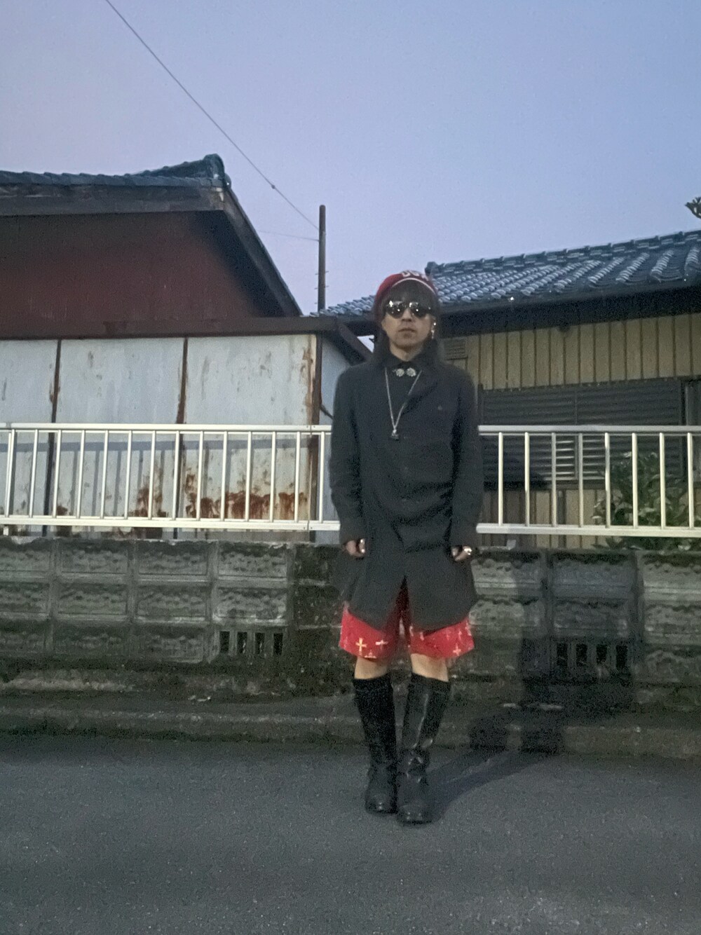 「シャツ好き集まれ、春コーデ、おしゃれさんと繋がりたい、いいね、save、フォローお願いします🤑、モード、ストリート、モノトーン、Vivienne Westwood Man、supreme、DIET BUTCHER SLIM SKIN、override、Vivienne Westwood、KENZO、ray ban、LAD MUSICIAN」｜「Vivienne Westwood MANのVivienne Westwood MAN ロング丈シャツ （シャツ/ブラウス、ブラック系）」を使った、mottsuさん（メンズ・169cm）の夏コーディネートの1枚目の写真