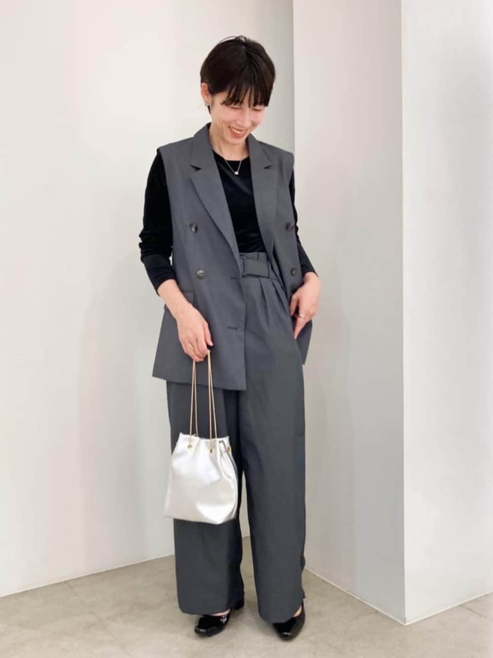 グレー系のその他パンツ、シルバー系のショルダーバッグ、ブラック系のパンプスを着用したレディースの秋コーディネートの1枚目の写真