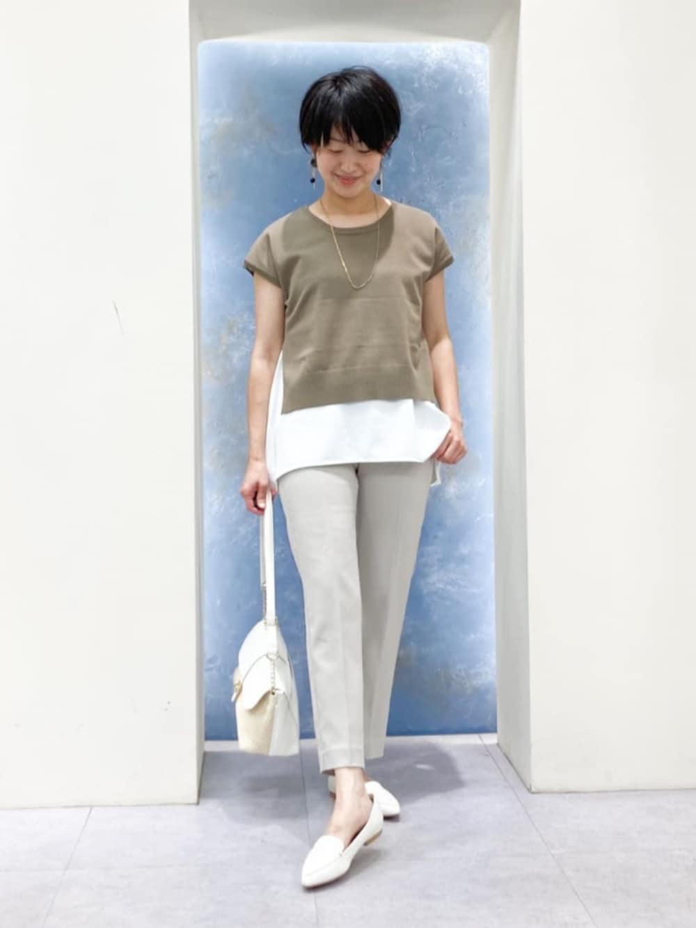 グリーン系のその他トップス、ベージュ系のその他パンツ、ホワイト系のその他シューズを着用したレディースの夏コーディネートの1枚目の写真