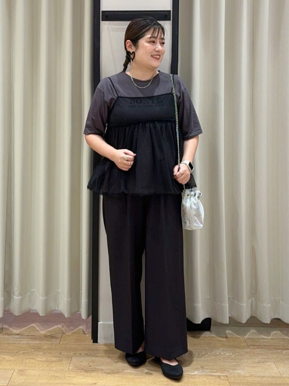 「骨格ストレート、ビスチェ、チュール、モノトーン、モノトーンコーデ、ブラック、パンプス、パンツスタイル、大人カジュアル、大人コーデ、大人女子、大人ガーリー、大人かわいい、チェーンバッグ、シルバー」｜「groveの【人間工学】洗えるニットパンプス（その他シューズ、ブラック系）」を使った、groveさん（レディース・156cm）の夏コーディネートの1枚目の写真