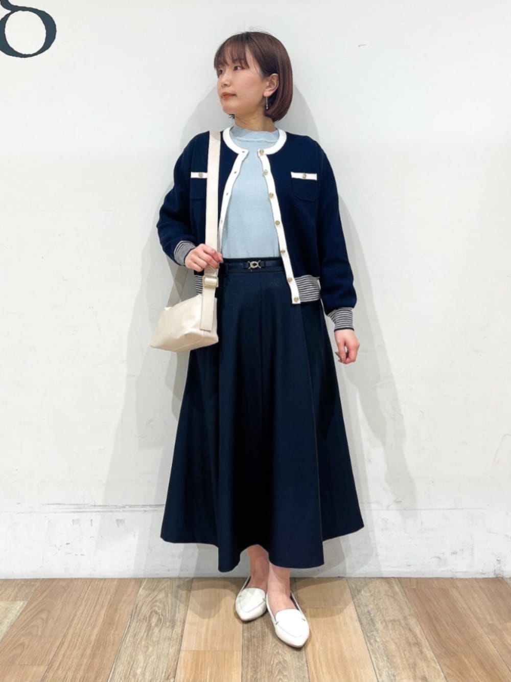 「カーディガン、大人かわいい、低身長コーデ、イエベ、骨格ウェーブ」｜「groveのメタルパーツローファーパンプス【晴雨兼用】（その他シューズ、ホワイト系）」を使った、groveさん（レディース・154cm）の春コーディネートの1枚目の写真