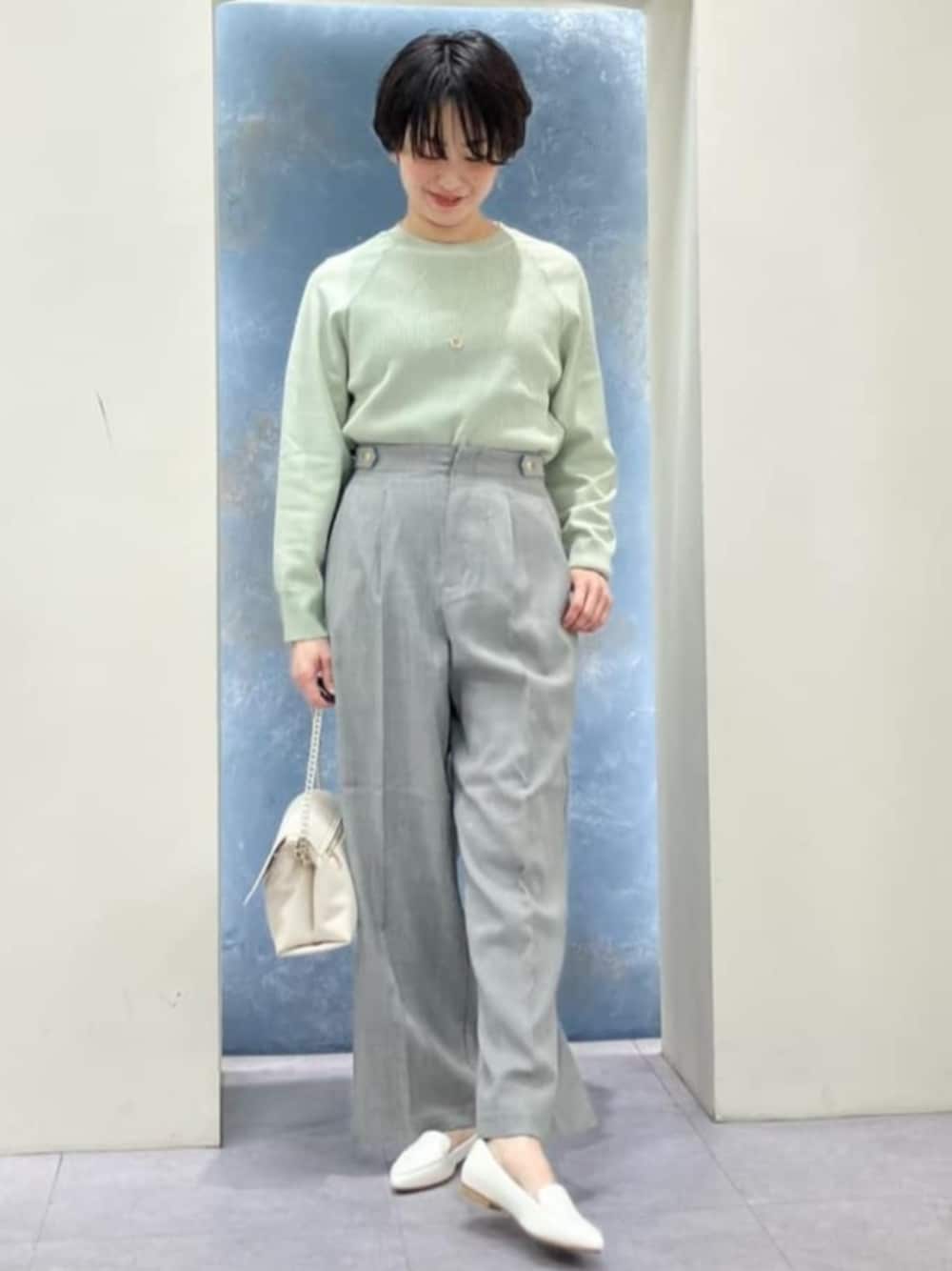 「ニット、シンプル、ガーリー、レディース、普段着」｜「groveのメタルパーツローファーパンプス【晴雨兼用】（その他シューズ、ホワイト系）」を使った、groveさん（レディース・158cm）の冬コーディネートの1枚目の写真