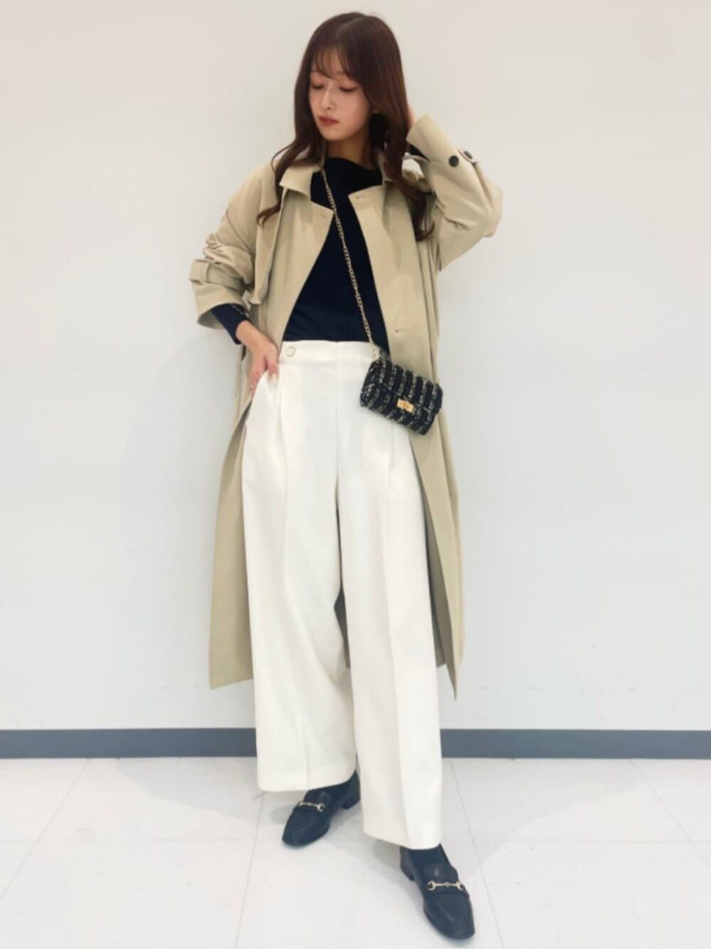 「骨格ウェーブ、高身長女子、高身長コーデ、高身長、トレンチコート、オトナカジュアル、大人コーデ、シンプルコーデ、春、ミニバッグ、ショルダーバッグ、春コーデ、新作、ニット、ワイドパンツ」｜「groveのキルトフラップアクセサリーショルダー（ショルダーバッグ、ブラック系）」を使った、groveさん（レディース・169cm）の冬コーディネートの1枚目の写真
