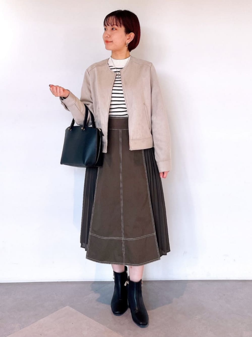 「骨格ウェーブ、低身長、低身長コーデ、低身長女子、スカート、スカートスタイル、カーキ、アウター、ジャケット、トートバッグ、オトナカジュアル、オトナ女子、フェミニン、きれいめカジュアル、通勤コーデ」｜「groveのグローブ人気のスカート！デニムサイドプリーツスカート（スカート、グリーン系）」を使った、groveさん（レディース・154cm）の秋コーディネートの1枚目の写真