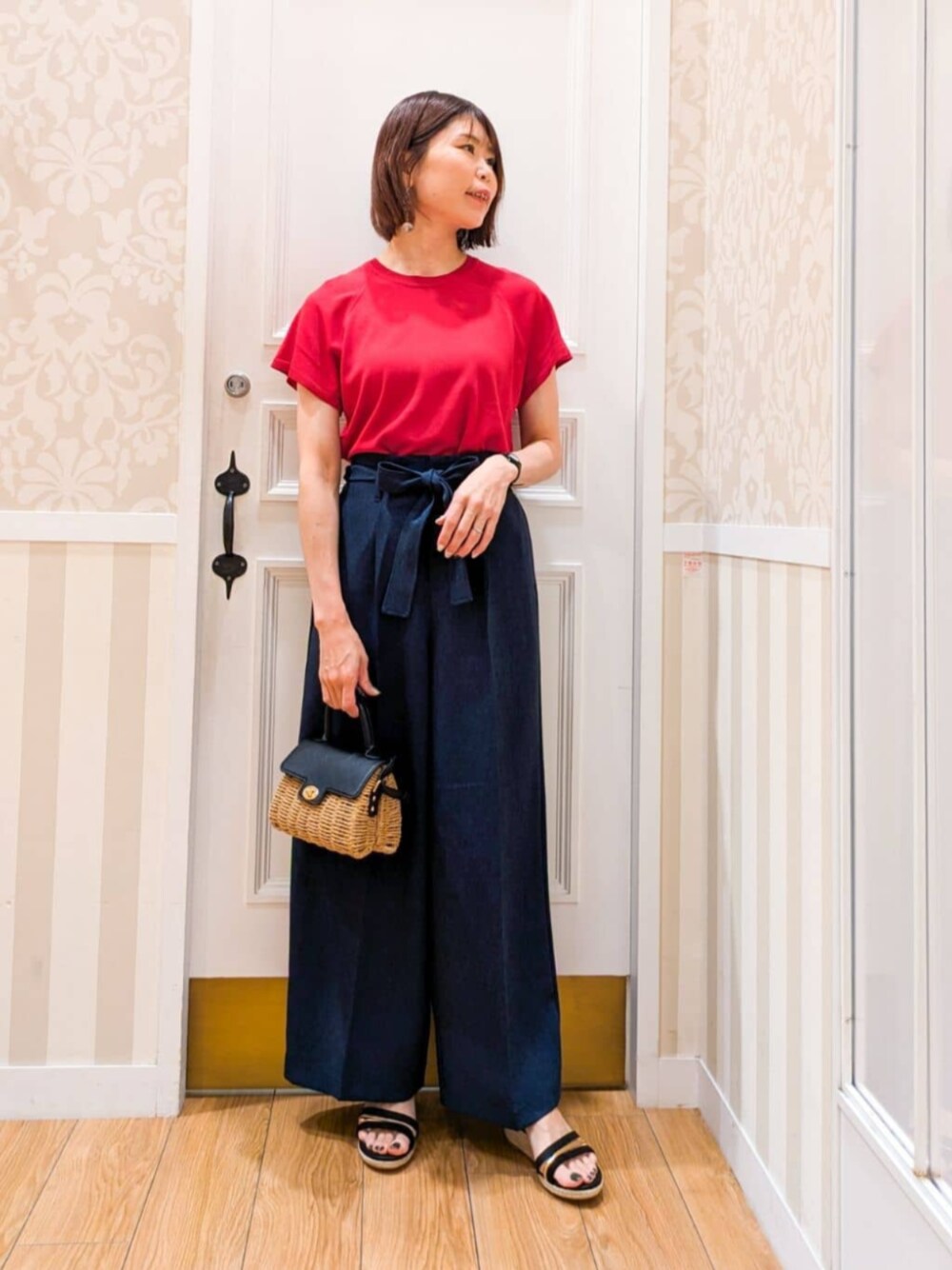 ブラック系のサンダル、ブルー系のその他パンツ、ブラック系のショルダーバッグを着用したレディースの夏コーディネートの1枚目の写真