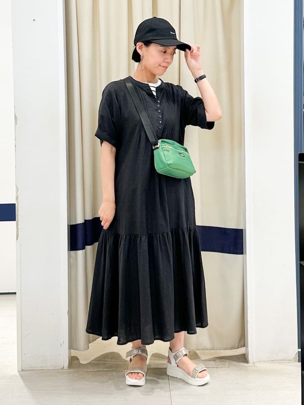 「カジュアルコーデ、キャップ、休日コーデ、夏、Lee、リラックス、ロングワンピース、ブラック、リネン、スポサン、骨格ストレート」｜「groveのナチュラル美人!リネン混ヨーロピアンリネンワンピース（ワンピース、ブラック系）」を使った、groveさん（レディース・167cm）の春コーディネートの1枚目の写真