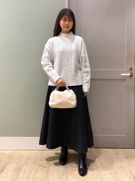 「白ニット」｜「アイテム（スカート、ブラック系）」を使った、groveさん（レディース・157cm）の秋コーディネート