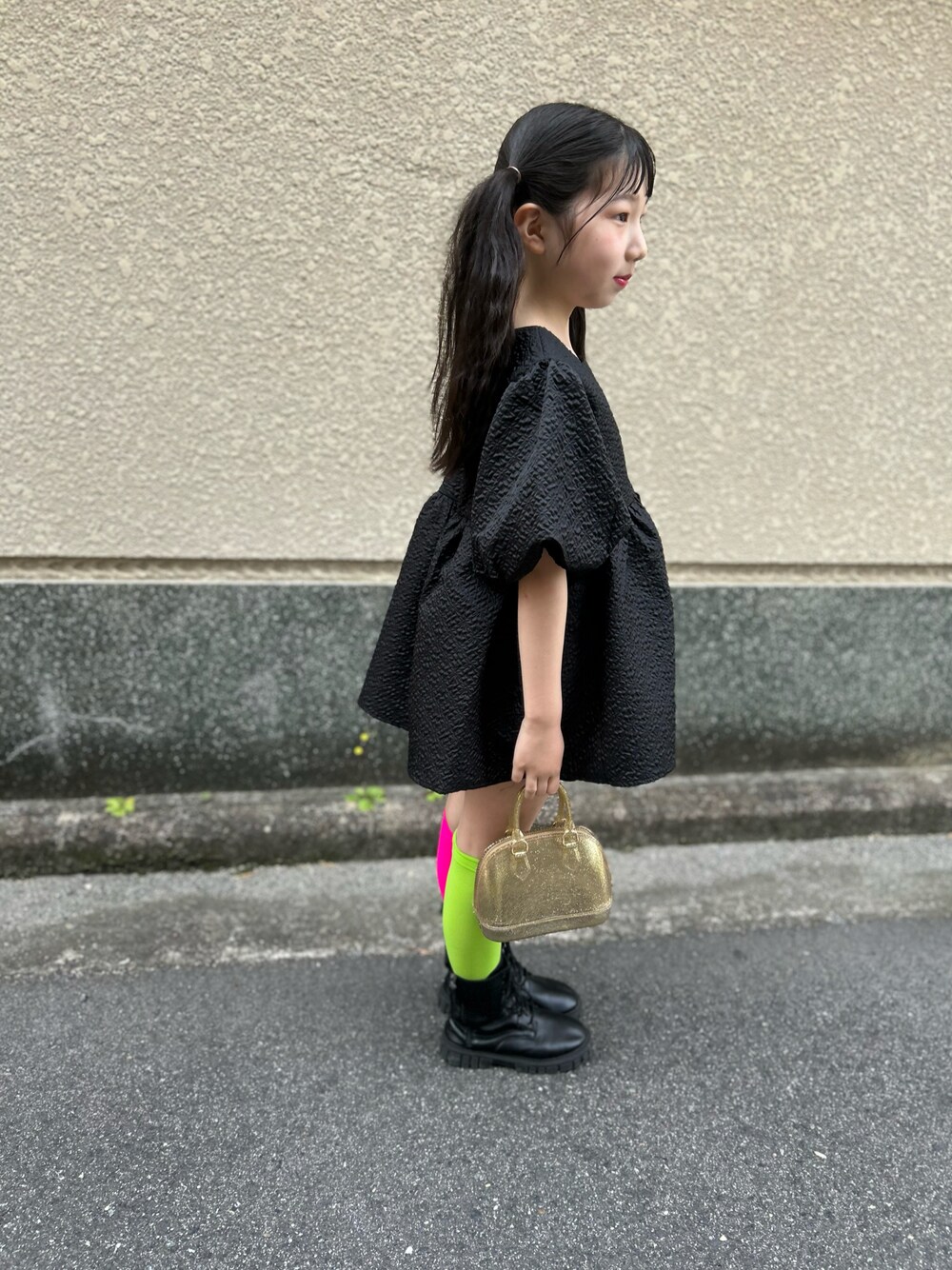 「古着MIX、シンプルコーデ、夏コーデ、初夏コーデ、女の子コーデ、女の子、キッズファッション、おでかけコーデ」｜「VINTAGEのアイテム（ハンドバッグ、ゴールド系）」を使った、fuuuさん（キッズ・134cm）の春コーディネートの1枚目の写真