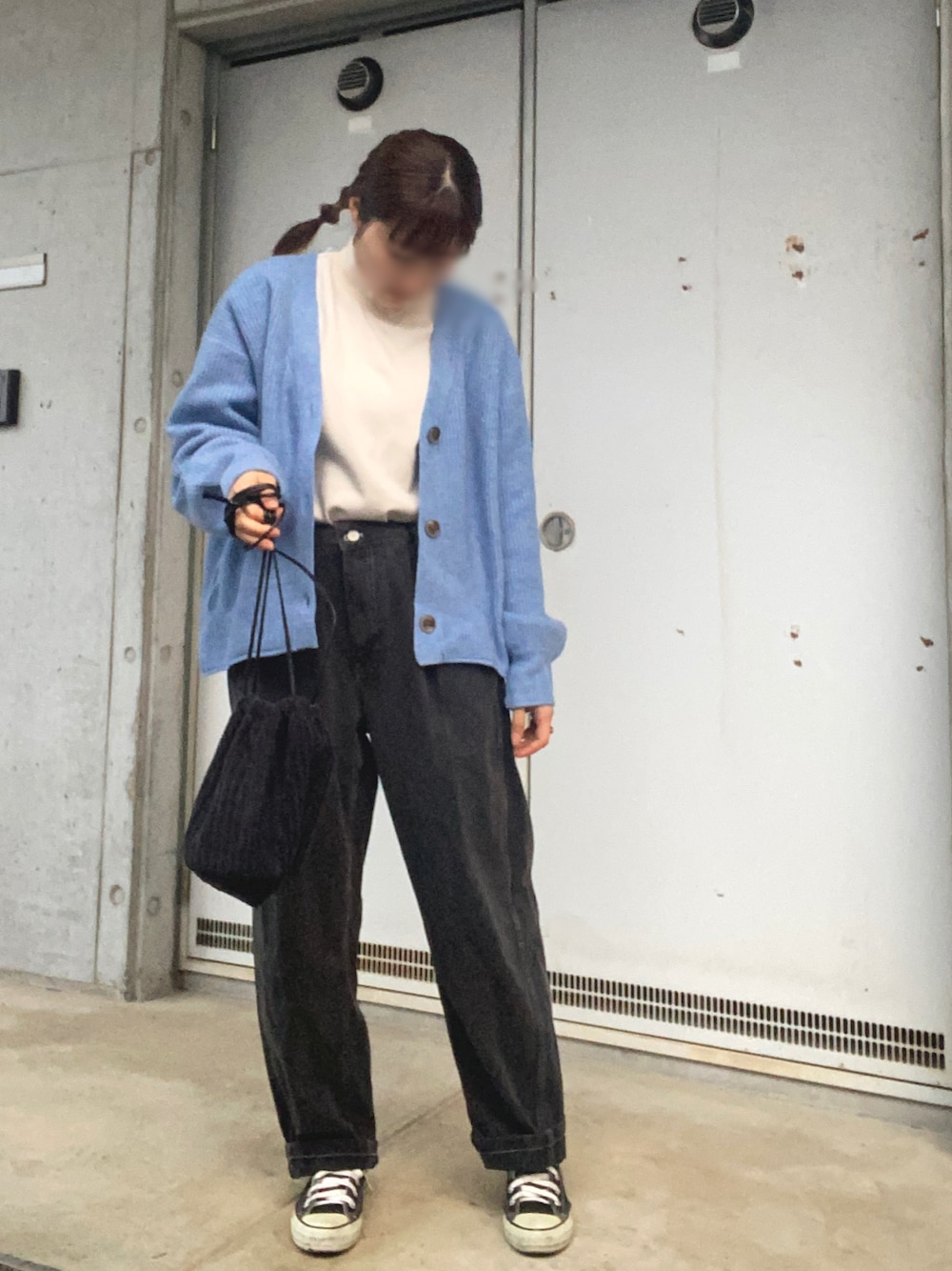ブラック系のデニムパンツ、ブルー系のカーディガン/ボレロ、ホワイト系のTシャツ/カットソーを着用したレディースの冬コーディネートの1枚目の写真