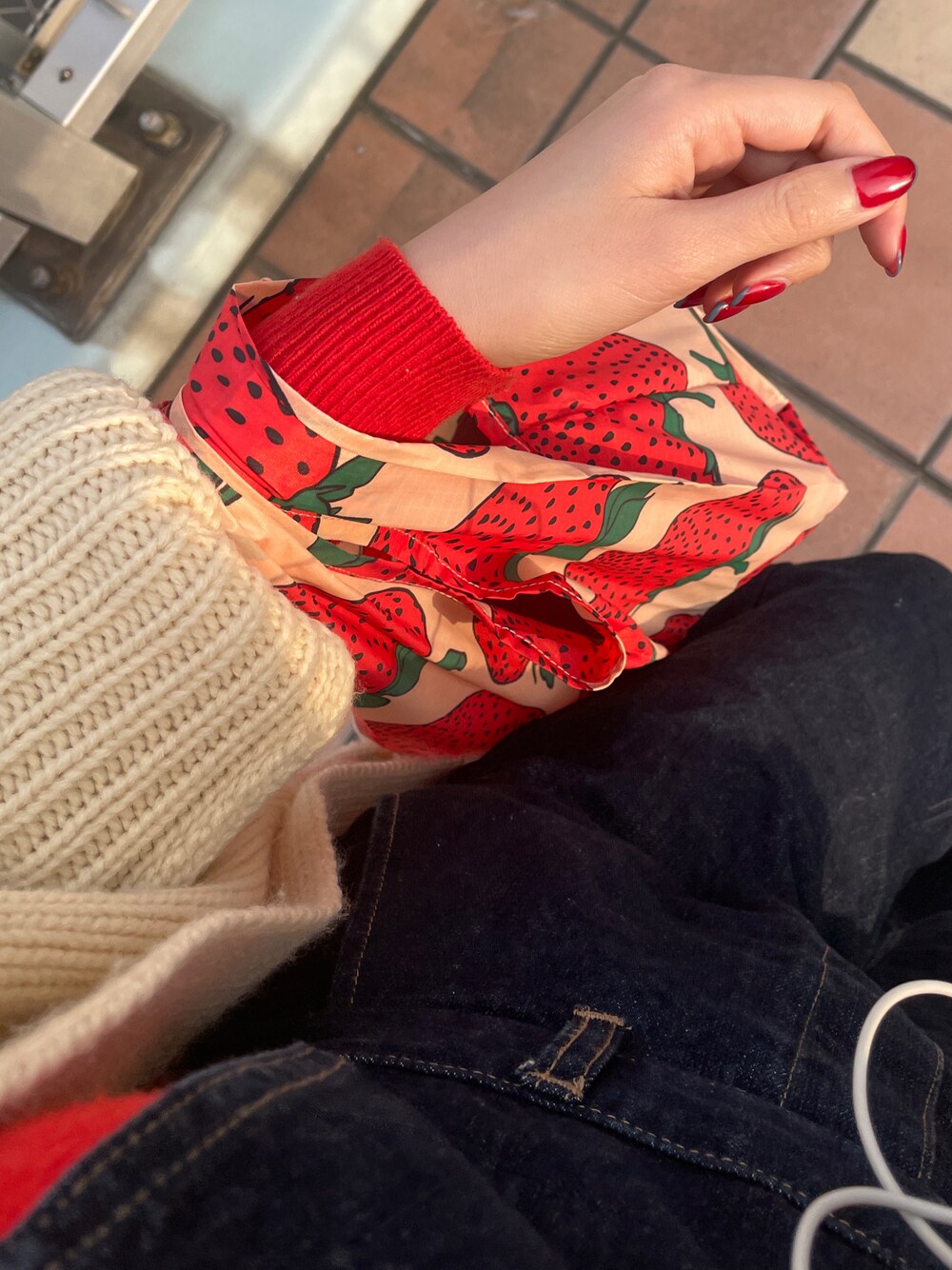 レッド系のエコバッグ/サブバッグを着用したレディースの春コーディネートの1枚目の写真