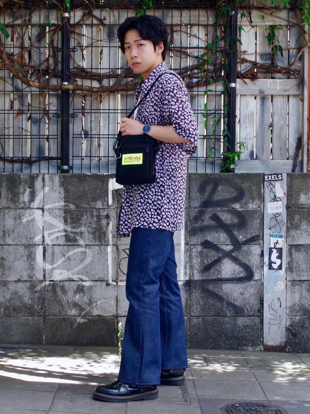 パープル系のシャツ/ブラウス、ブルー系のデニムパンツ、ブラック系のブーツを着用したメンズの夏コーディネートの1枚目の写真