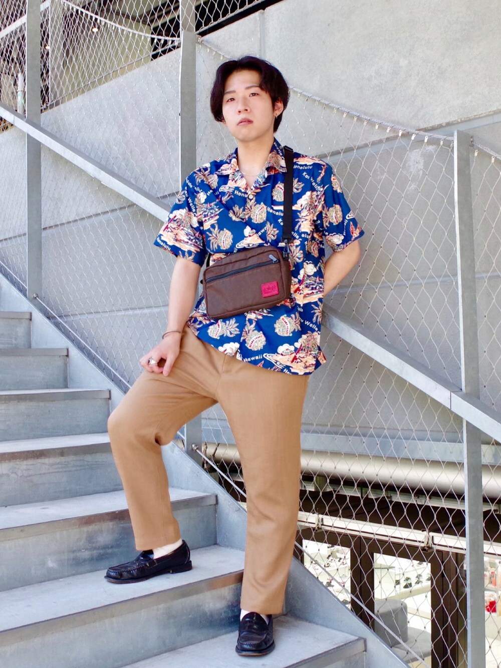 ブラウン系のショルダーバッグを着用したメンズの夏コーディネートの1枚目の写真