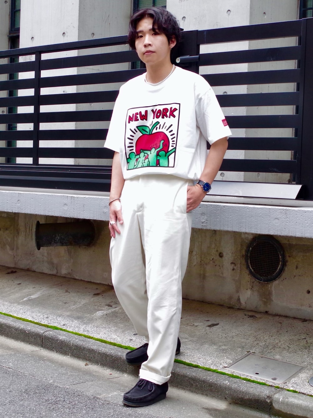 ホワイト系のTシャツ/カットソー、ホワイト系のチノパンツ、ブラック系のモカシン/デッキシューズを着用したメンズの夏コーディネートの1枚目の写真