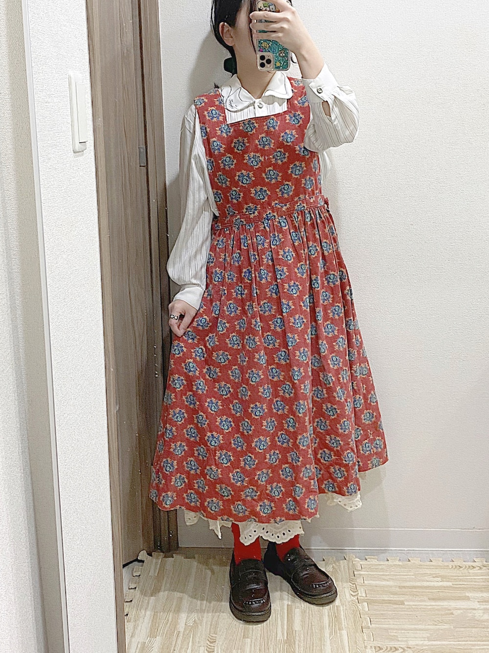 「古着、古着コーデ、ブラウス、ジャンパースカート、ジャンスカ、エプロンワンピース、ペチコート、コインローファー、ローファー、低身長、低身長コーデ、まめきちまめこ」｜「CALIFORNIA OUTFITTERSのコインローファー（ローファー、ブラウン系）」を使った、は　なさん（レディース・148cm）の秋コーディネートの1枚目の写真