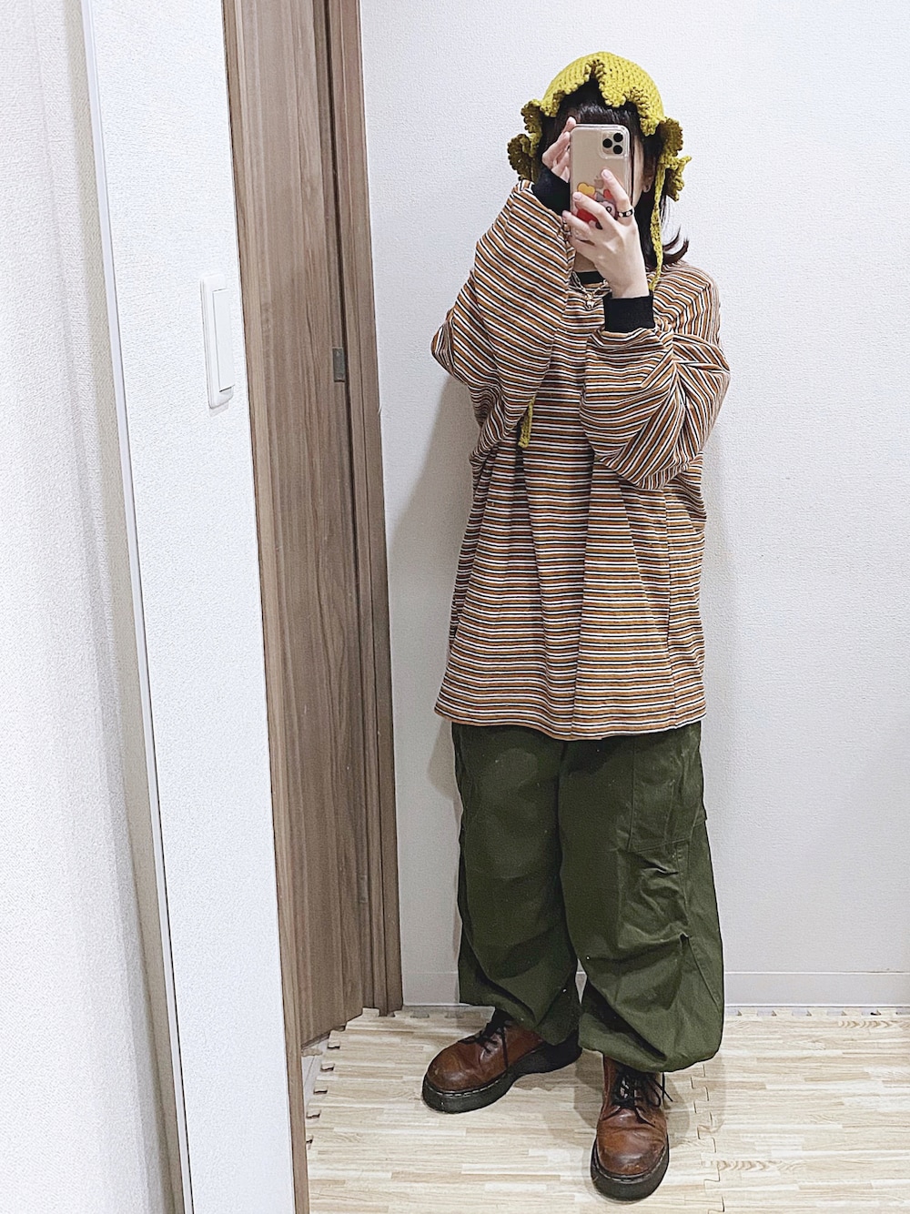「カオリノモリ、ニットハット、ココハット、フリルハット、紐付きハット、poly、pöly、ボーダー、ロンT、GU、カーキ、Dr.Martens、低身長、低身長コーデ」｜「polyのアイテム（Tシャツ/カットソー、ブラウン系）」を使った、は　なさん（レディース・148cm）の秋コーディネートの1枚目の写真