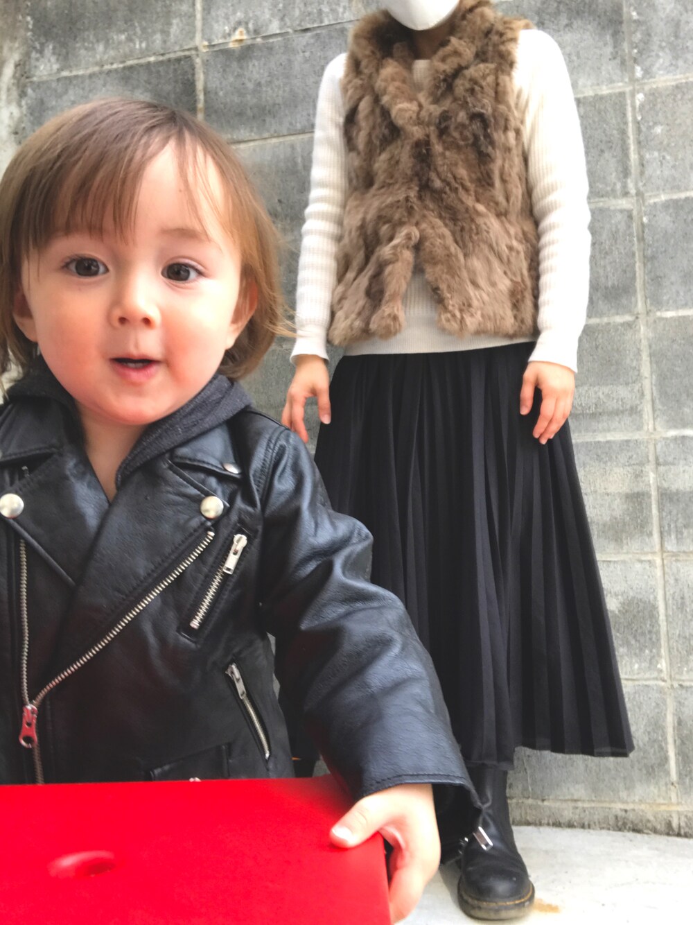 「キレイめ、春コーデ、大人カジュアル、男の子、ライダース、ファー小物、ママコーデ、休日スタイル、低身長、親子コーデ」｜「ZARAのアイテム（その他トップス、ブラウン系）」を使った、たみおとたまにこどもさん（レディース・153cm）の冬コーディネートの1枚目の写真