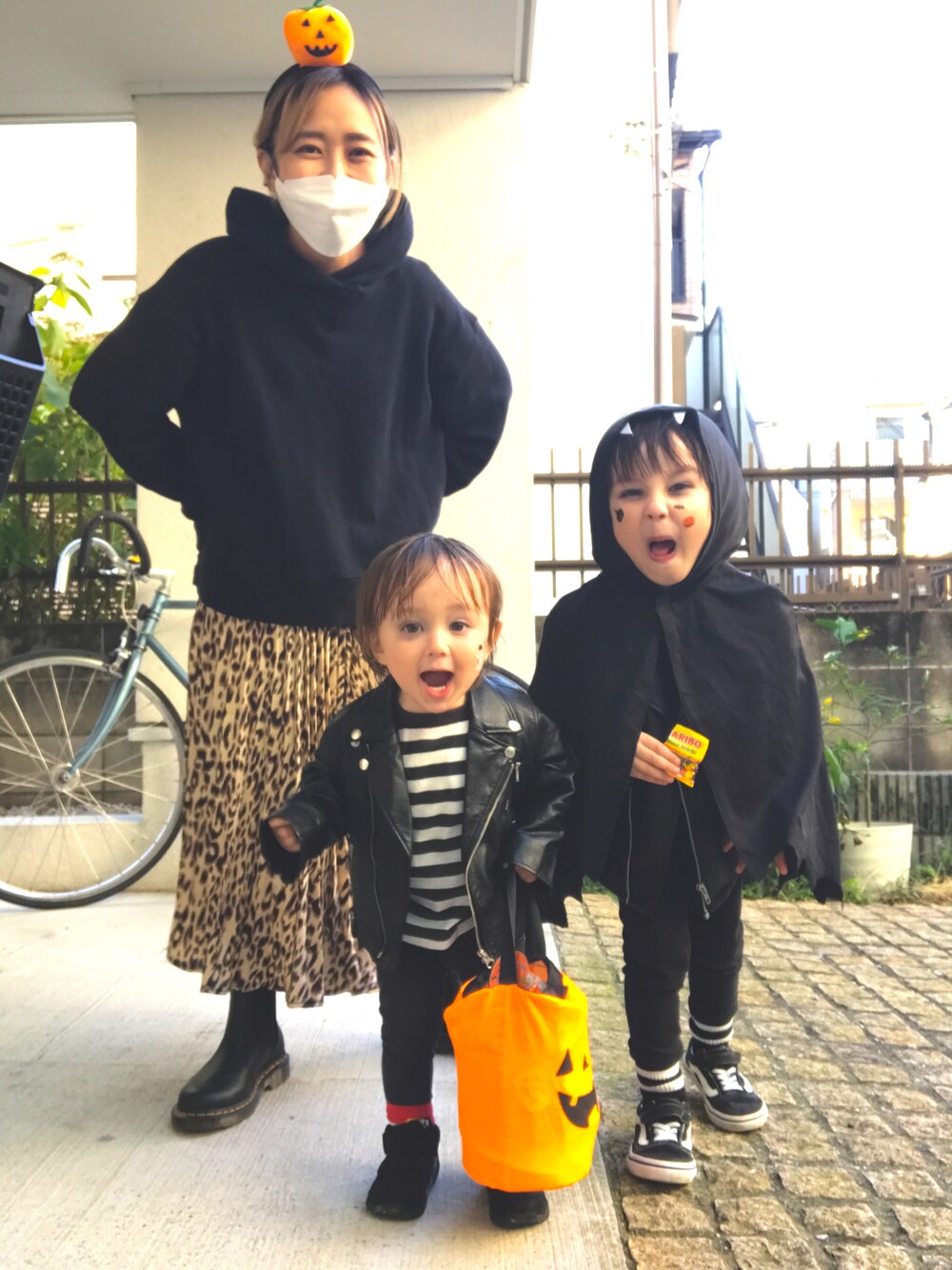 「wearhalloween2021、親子コーデ、スニーカー、ブラック、シンプル、rock、ライダース、秋のコーデ、男の子」｜「JOURNAL STANDARDのダメージウラケフーディ（パーカー、ブラック系）」を使った、たみおとたまにこどもさん（レディース・153cm）の秋コーディネートの1枚目の写真