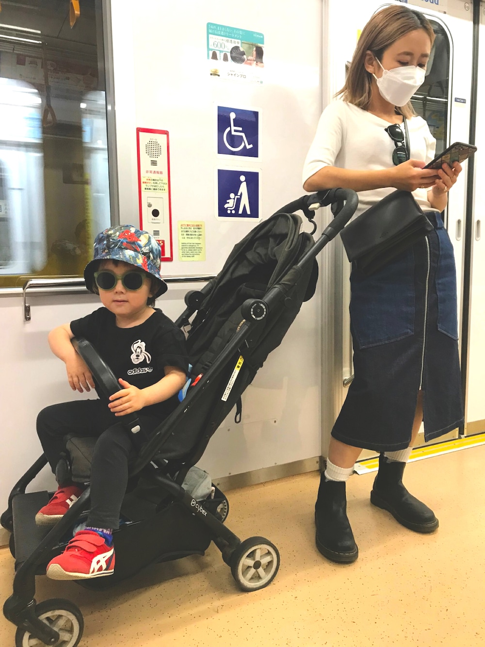 「シンプルコーデ、親子コーデ、ママコーデ、夏、きれいめカジュアル、Tシャツ、白Tシャツ、男の子、2歳、低身長」｜「GAPのGap モダン バレエバックTシャツ（Tシャツ/カットソー、ホワイト系）」を使った、たみおとたまにこどもさん（レディース・153cm）の夏コーディネートの1枚目の写真