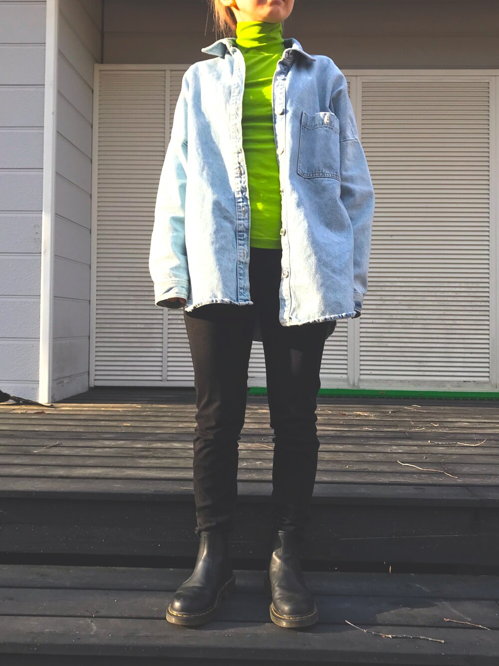 「大人カジュアル、カジュアルコーデ、ママコーデ、カラーコーデ、春コーデ、デニムジャケット、グリーン」｜「SLYのNEON COLOR LONG SLEEVE TOPS（ニット/セーター、グリーン系）」を使った、たみおとたまにこどもさん（レディース・153cm）の春コーディネートの1枚目の写真