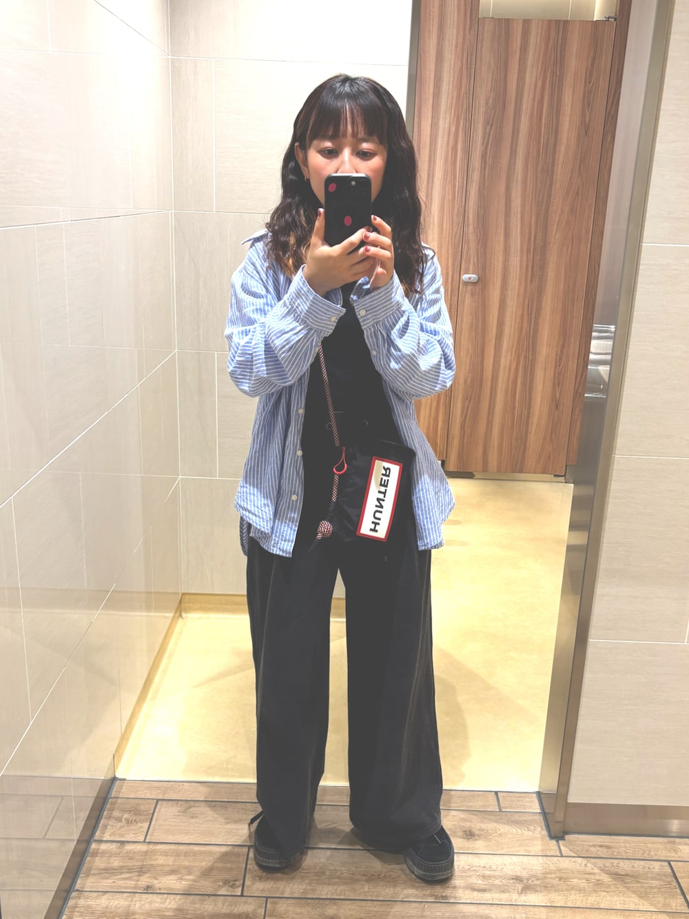 「ストライプシャツ、モノトーン、シンプルコーデ、黒Tシャツ、150cm台コーデ、スニーカーコーデ、厚底シューズ、低身長、GU、黒」｜「H&MのH&M - オーバーサイズポプリンシャツ - ブルー（シャツ/ブラウス、ブルー系）」を使った、たみおとたまにこどもさん（レディース・153cm）の夏コーディネートの1枚目の写真