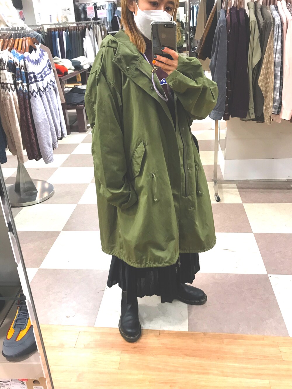 「冬コーデ、カジュアル、休日コーデ、ママコーデ、低身長、FREAK’Ｓ STORE、モッズコート、カーキ、Champion」｜「FREAK'S STOREのM90/ミリタリーフード付きアウター（モッズコート、グリーン系）」を使った、たみおとたまにこどもさん（レディース・153cm）の冬コーディネートの1枚目の写真